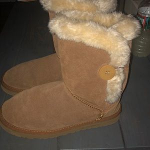 NEW UGGS BOOTS SIZE 8 W